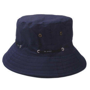 Détail du chapeau bob bleu marine avec bande logo B5 SPIRIT et œillets d'aération en métal