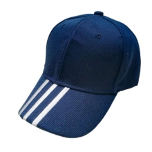 Détail de la casquette de baseball bleu marine avec trois rayures blanches sur la visière
