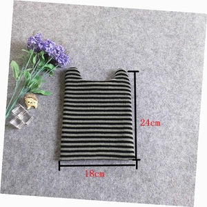 Detail showing the 18x24cm dimensions of the striped knit baby hat with ear flaps