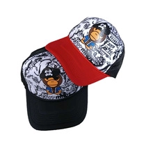 Détail de casquettes de baseball avec imprimés de singe pirate et motifs graffiti