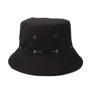 Détail du chapeau bob noir en toile avec œillets métalliques et ruban décoratif B5 SPIRIT