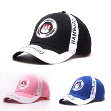 Vue détaillée des casquettes de baseball Hamburg montrant les broderies noire et rose