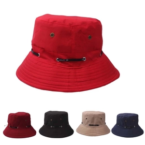 Détail de chapeaux bob en cinq couleurs avec bande décorative et œillets d'aération