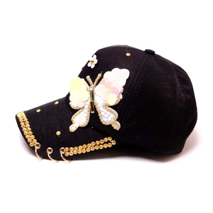 Vue détaillée d'une casquette noire avec papillon pailleté et anneaux métalliques