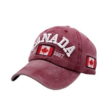 Détail d'une casquette de baseball bordeaux vintage avec broderie Canada 1867 en relief