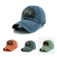 Détail de casquettes de baseball délavées vintage avec patch ours brodé en quatre couleurs
