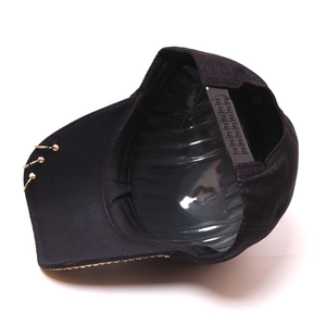 Casquette de baseball noire avec anneaux dorés et fermeture réglable snapback au dos