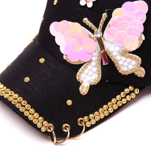 Casquette de baseball noire avec papillon en paillettes roses et strass dorés