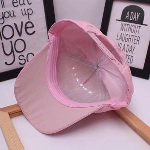 Vista interna del cappellino rosa in tela con supporto in plastica e cinturino regolabile