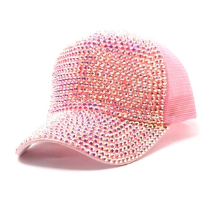 Détail d'une casquette rose avec des strass colorés et un filet arrière respirant