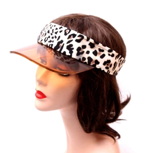 Dettaglio della fascia leopardata e della visiera marrone trasparente del cappello