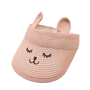 Détail de visière en paille rose pour enfant avec oreilles de lapin et broderie chat