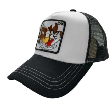 Détail de l'écusson brodé Taz sur une casquette trucker en maille noire et blanche