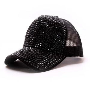 Détail de la casquette noire avec strass scintillants et filet respirant à l'arrière