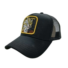 Détail de la casquette de camionneur en mesh noir avec écusson brodé jaune Goku