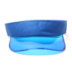 Dettaglio visiera parasole in PVC blu brillante con tesa larga e fascia in tela