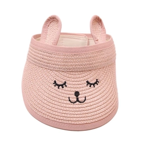 Détail de la visière pare-soleil en paille rose pour enfants avec oreilles de lapin et chat