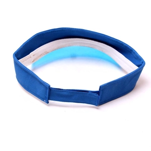 Dettaglio visiera parasole blu in PVC con tesa trasparente e cinturino regolabile