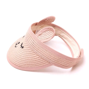 Détail d'un chapeau de paille rose avec oreilles de lapin et design ajouré respirant