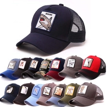 Collection de casquettes trucker en filet avec divers patchs d'animaux comme le requin