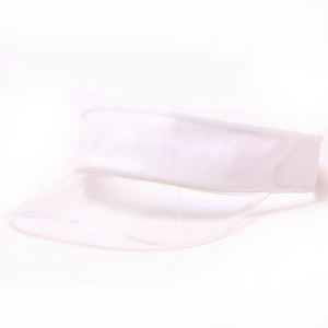 Dettaglio della fascia in tessuto bianco e visiera in PVC trasparente sul cappello