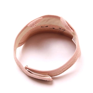 Vue détaillée du chapeau soleil en paille rose montrant la sangle velcro réglable
