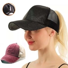 Détail de la casquette pailletée avec trou pour queue de cheval et maille filet