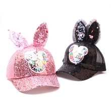 Détail de casquettes en filet pour enfants avec oreilles de lapin et motif pailleté