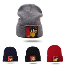 Détail du bonnet en maille pour enfants avec écusson de canard en plusieurs couleurs