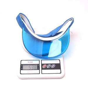 Vista dettagliata della leggera visiera parasole in PVC blu che pesa solo 53,8 grammi