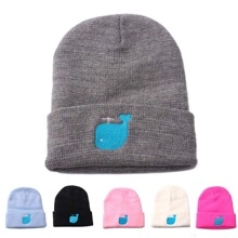 Vue détaillée du bonnet en tricot pour enfants avec baleine brodée et choix de couleurs