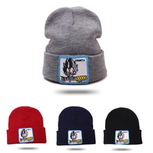 Détail de bonnets en tricot avec des patchs brodés de l'anime Dragon Ball Vegeta
