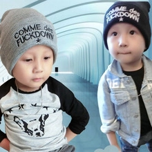 Détail de bonnets tricotés pour enfants avec motif étoile et broderie contrastée