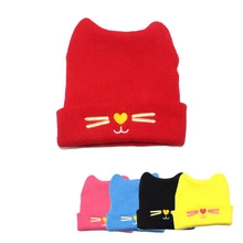 Détail du bonnet en tricot oreilles de chat pour enfant avec broderie coeur et couleurs