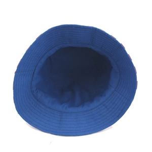 Vue détaillée du chapeau bob en toile de coton bleu marine avec coutures de bord renforcées