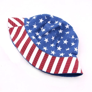 Détail du chapeau bob en coton avec motif drapeau américain à étoiles et rayures