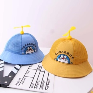 Dettaglio cappello sole neonato con stampa Doraemon e design in rete traspirante