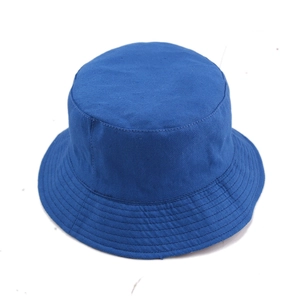 Détail du chapeau bob en toile de coton bleu roi avec coutures renforcées sur le bord
