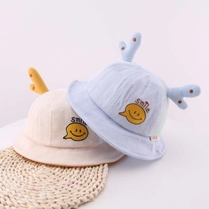 Dettaglio di cappelli da sole per neonati con corna di giraffa e ricamo smile