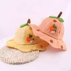Dettaglio di cappelli da sole traspiranti per neonati con mesh e motivi a foglia