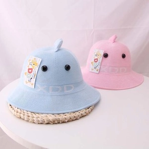 Dettaglio cappello sole neonato con orecchie da giraffa e logo XDD sulla tesa