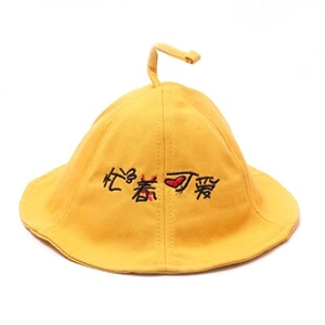 Dettaglio del cappello pescatore in cotone giallo per bimbi con ricamo carino