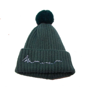 Bonnet tricoté enfant vert foncé avec broderie blanche et pompon en fausse fourrure assorti