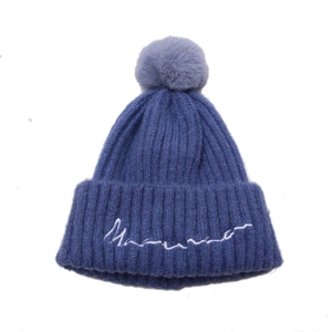 Bonnet en tricot bleu pour enfant avec pompon en fausse fourrure et broderie chic