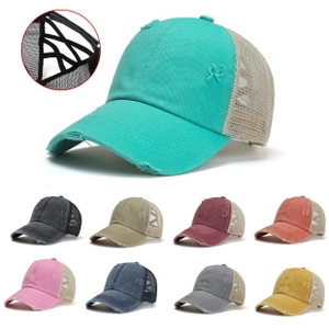 Detail van de mintgroene luipaard baseballpet met paardenstaart mesh en verweerde rand