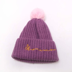 Bonnet en maille violette pour enfants avec pompon rose et broderie Mama