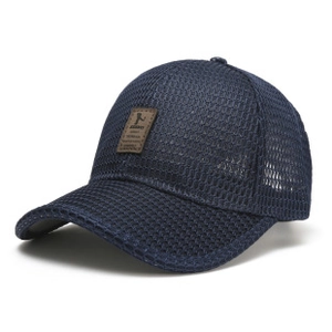 Detail van de marineblauwe mesh honkbalpet met een premium bruine lederen logo patch