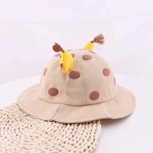 Dettaglio cappello da sole per neonati a forma di giraffa con corna e pois marroni