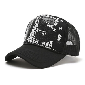 Detail van de ademende mesh achterkant en verstelbare sluiting op deze zwarte trucker pet