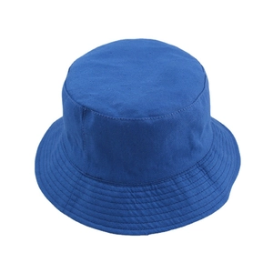 Chapeau bob classique bleu en toile de coton avec calotte plate et bord court surpiqué